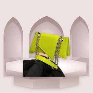 Green Chain Strap, Flap over Leather Handbag. Definite Wardrobe Staple. NWT 🔥💣
